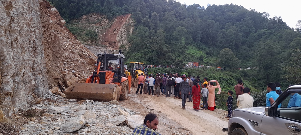 पहिरोका कारण महाकाली लोकमार्ग अवरुद्ध 